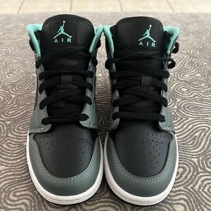 Kids Nike Jordan’s in a size 4.5 and fit a woman 6.
